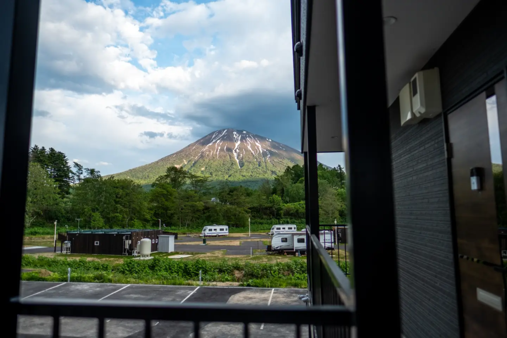 扉を開ければ、羊蹄山がすぐそこに